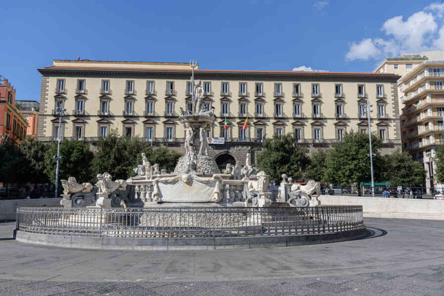 119 - Italia - Nápoles - plaza Municipio.jpg